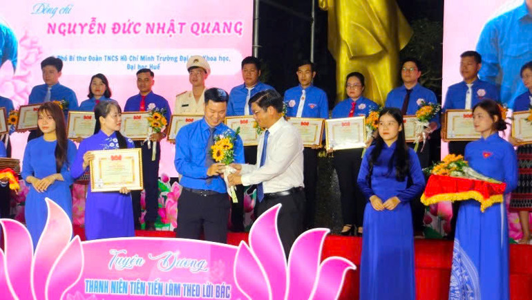 Đồng chí Phó Chủ tịch Ủy ban nhân dân thành phố Huế Nguyễn Chí Tài tặng hoa chúc mừng các điển hình tại lễ tuyên dương. Đồng chí Phó Chủ tịch Ủy ban nhân dân thành phố Huế Nguyễn Chí Tài tặng hoa chúc mừng các điển hình tại lễ tuyên dương.