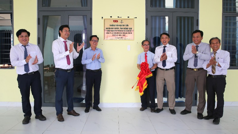 Đại biểu thực hiện nghi thức gắn biển công trình chào mừng Đại hội đại biểu Đảng bộ Công ty Lọc hóa dầu Bình Sơn lần thứ VII, nhiệm kỳ 2025-2030.