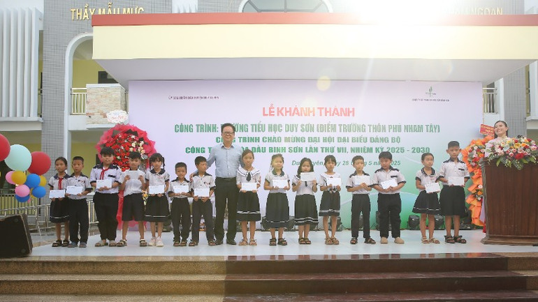 Ông Nguyễn Văn Hội - Ủy viên Ban Thường vụ Đảng ủy, Thành viên Hội đồng quản trị Công ty BSR trao quà cho các em học sinh vượt khó học giỏi.