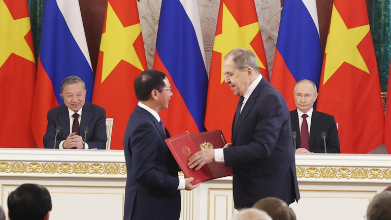 Tổng Bí thư Tô Lâm và Tổng thống Vladimir Putin chứng kiến trao Kế hoạch hợp tác giữa hai Bộ Ngoại giao Việt Nam-Liên bang Nga giai đoạn 2025-2026. (Ảnh: Thống Nhất/TTXVN)