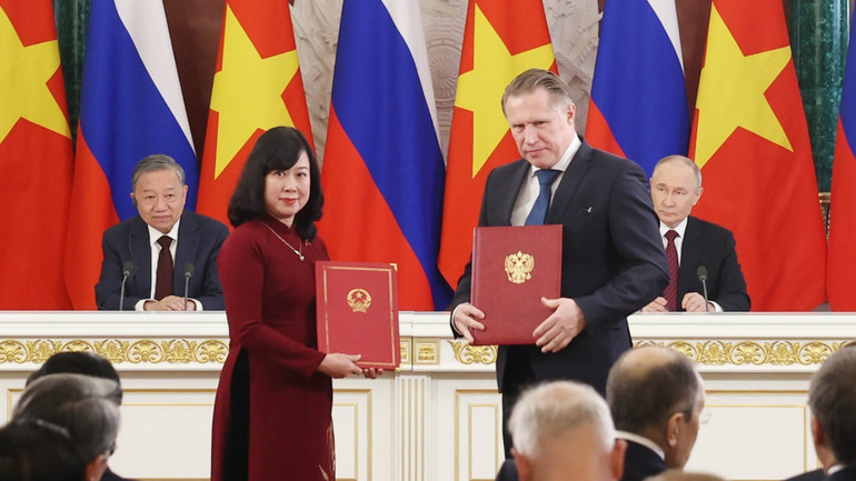 Tổng Bí thư Tô Lâm và Tổng thống Vladimir Putin chứng kiến trao Bản ghi nhớ hợp tác giữa Bộ Y tế Việt Nam và Bộ Y tế Nga về hợp tác y sinh. (Ảnh: Thống Nhất/TTXVN)