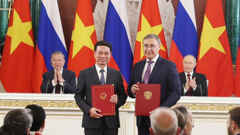 Tổng Bí thư Tô Lâm và Tổng thống Vladimir Putin chứng kiến trao Thỏa thuận giữa 2 Bộ Khoa học và Công nghệ về hợp tác cùng tuyển chọn các đề tài, dự án nghiên cứu khoa học và công nghệ Việt-Nga. (Ảnh: Thống Nhất/TTXVN)