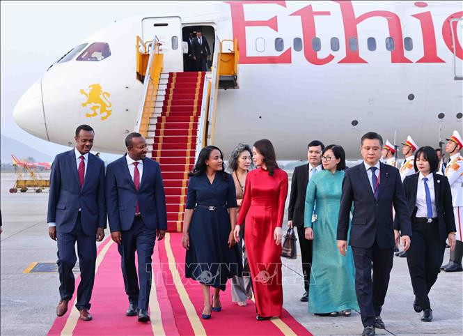 Thứ trưởng Ngoại giao Nguyễn Minh Hằng đón Thủ tướng Ethiopia Abiy Ahmed Ali và Phu nhân tại Sân bay quốc tế Nội Bài. (Ảnh: Minh Đức/TTXVN)