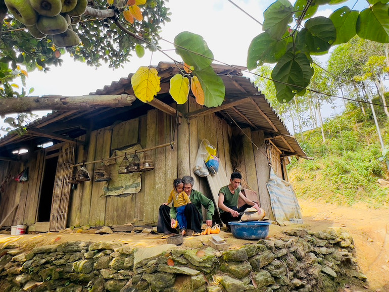 Ông Giàng Vảng Dinh cùng con, cháu trong căn nhà tạm bợ cũ. (Ảnh: MINH PHƯƠNG)