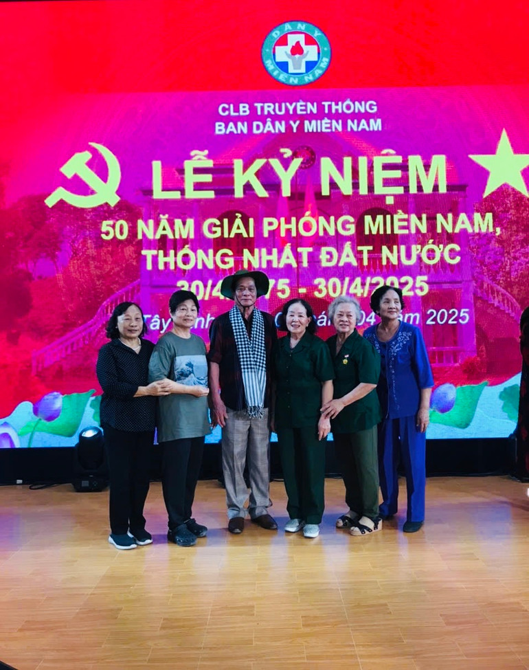 PGS, TS Nguyễn Văn Kình (ở giữa) trong chuyến về thăm Khu di tích căn cứ Trung ương Cục miền nam (Tây Ninh). PGS, TS Nguyễn Văn Kình (ở giữa) trong chuyến về thăm Khu di tích căn cứ Trung ương Cục miền nam (Tây Ninh).