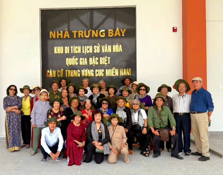 PGS, TS Nguyễn Văn Kình (ở giữa) trong chuyến về thăm Khu di tích căn cứ Trung ương Cục miền nam (Tây Ninh). PGS, TS Nguyễn Văn Kình (ở giữa) trong chuyến về thăm Khu di tích căn cứ Trung ương Cục miền nam (Tây Ninh).