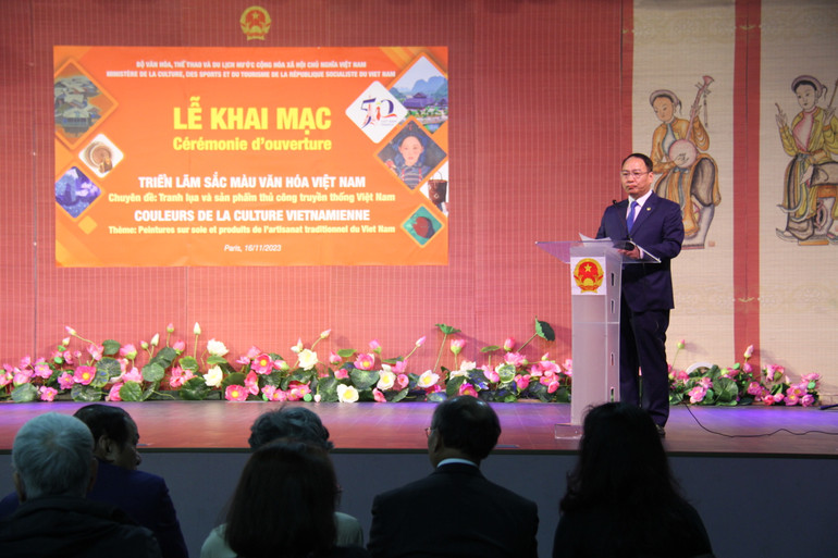 Cục trưởng Mỹ thuật, Nhiếp ảnh và Triển lãm Mã Thế Anh phát biểu khai mạc triển lãm “Sắc màu văn hóa Việt Nam tại Pháp.” (Ảnh: KHẢI HOÀN)