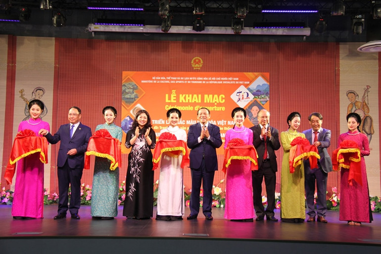 Lễ khai mạc triển lãm "Sắc màu văn hóa Việt Nam tại Pháp". (Ảnh: KHẢI HOÀN)