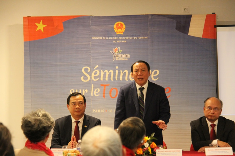 Bộ trưởng Nguyễn Văn Hùng phát biểu tại tọa đàm về về xúc tiến du lịch. (Ảnh: KHẢI HOÀN)