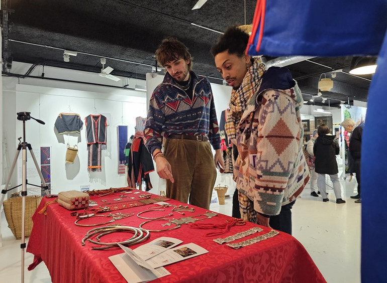 Khách tham quan quốc tế ấn tượng trước sự tinh xảo của những vật dụng trong đời sống thường ngày của các nhóm dân tộc sinh sống tại Việt Nam. (Ảnh: MINH DUY)