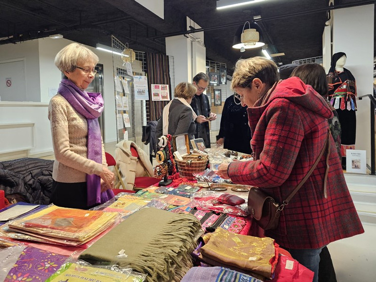 Gian hàng thủ công gây quỹ cho các dự án nhân đạo của Hội Hữu nghị Pháp-Việt (AAFV) tại Việt Nam. (Ảnh: KHẢI HOÀN)