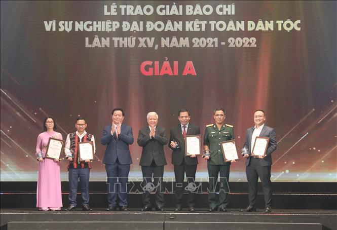 Phóng sự ảnh “Người đồng hành qua bóng tối” đăng trên Báo Nhân dân điện tử của nhóm tác giả Trần Hải, Trần Thanh Giang, Ngọc Hoan đã giành giải A. (Ảnh: TTXVN)