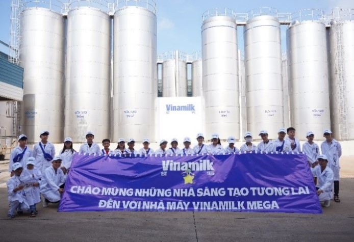 Siêu nhà máy Mega để lại ấn tượng với các bạn học sinh không chỉ về quy mô “khủng”, có khả năng sản xuất từ 10-12 triệu hộp sữa mỗi ngày. Mà còn là một nhà máy ứng dụng nhiều công nghệ hiện đại, tự động hóa cao, sử dụng năng lượng xanh để giảm phát thải ra môi trường.