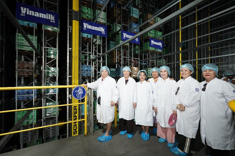 Chia sẻ về trải nghiệm, bà Nguyễn Thị Thanh nói: “Gia đình tôi dùng sữa Vinamilk từ mấy chục năm nay rồi. Tôi vẫn ước ao có thể tham quan nhà máy sữa lớn nhất Việt Nam xem như thế nào. Hôm nay, không chỉ được thỏa nguyện mà tôi còn thấy ngưỡng mộ Vinamilk vì làm ra một sản phẩm thật là quá công phu”.