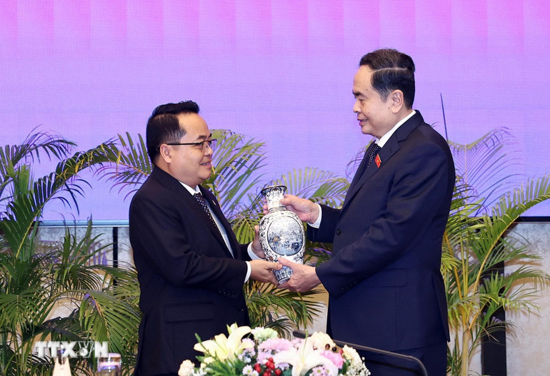 Chủ tịch Quốc hội Trần Thanh Mẫn tặng quà lưu niệm cho Chủ tịch Cơ quan Kiểm toán Nhà nước Lào Viengthavisone Thephachanh.