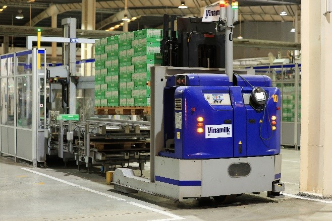 Em Nguyễn Thành Gia Bảo (lớp 9, Trường THCS Ngô Quyền, Hải Phòng) chia sẻ rất ấn tượng khi được biết các robot LGV của nhà máy có thể tính toán con đường di chuyển nhanh nhất, giúp tiết kiệm năng lượng, giảm 62% lượng khí thải CO2 so các xe nâng truyền thống. “Robot hoạt động rất chính xác, không có động tác thừa, không có sai sót và đặc biệt còn tiết kiệm năng lượng, giảm thải ra môi trường. Được thấy các robot vận hành trong nhà máy em rất thích và tạo cảm hứng cho em theo đuổi đam mê sáng tạo và lập trình những robot bảo vệ môi trường trong các cuộc thi sau này”, Gia Bảo nói.