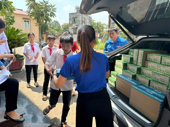 Sản phẩm hỗ trợ đã được trực tiếp trao tặng đến với các em học sinh ở nhiều địa phương như Bắc Giang, Lạng Sơn, Điện Biên, Hà Giang…