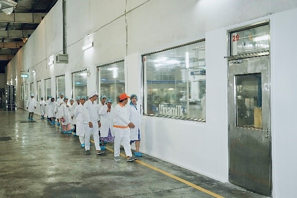 Đoàn quan sát, tìm hiểu nhiều khâu trong quá trình chế biến, chiết rót, đóng gói của nhà máy từ bên ngoài các cửa kính. Đây là những khu vực hoàn toàn khép kín, hạn chế tối đa tác động trực tiếp của con người để bảo đảm chất lượng, an toàn vệ sinh thực phẩm. Tất cả công đoạn đều do các robot, máy móc tự động thực hiện.