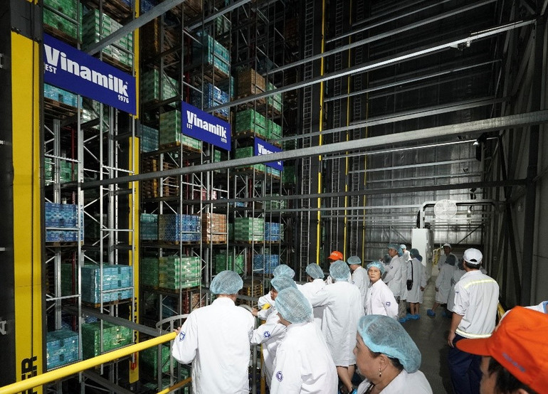 Đoàn tham quan đã nán lại rất lâu tại khu vực kho thông minh, để tận mắt thấy cách thức vận hành của một kho hàng có 17 tầng giá đỡ, với sức chứa gần 30.000 lô chứa hàng nhưng chỉ cần 1 nhân viên vận hành qua hệ thống điều khiển trung tâm. Tất cả đều ngạc nhiên, trầm trồ khi xem các thanh trượt hoạt động nhịp nhàng, đưa hàng hóa ra vào theo nguyên tắc được lập trình sẵn.