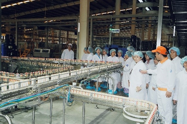 Đoàn tham quan bất ngờ với thông tin về dây chuyền đóng hộp hiện đại của nhà máy, có thể cho ra đời 7 hộp sữa chỉ trong một cái chớp mắt (1 giây). Bà Trần Thị Lê (Thành phố Hồ Chí Minh) cho biết đã dùng các sản phẩm sữa của Vinamilk từ hơn 40 năm nay. “Bước vào đây tôi rất ấn tượng vì nhà máy quá lớn và hiện đại, tất cả đều khép kín, tự động, có máy móc làm hết. Tận mắt thấy được quy trình sản xuất của công ty, tôi thấy việc gia đình mình trung thành lựa chọn dùng Vinamilk từ trước đến nay là vô cùng đúng đắn”, bà Lê nói thêm.