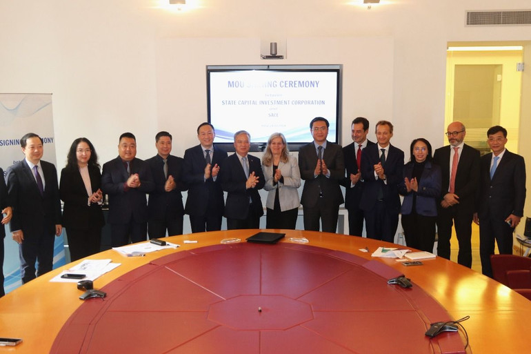 Các đại diện và đại biểu khách mời tại Lễ ký MoU về hợp tác giữa SCIC và SACE. (Ảnh: Trường Dụy/TTXVN)