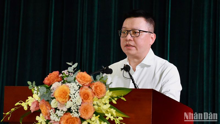 Ủy viên Trung ương Đảng, Tổng Biên tập Báo Nhân Dân, Phó Trưởng Ban Tuyên giáo Trung ương, Chủ tịch Hội Nhà báo Việt Nam Lê Quốc Minh báo cáo Thủ tướng Chính phủ tại buổi làm việc.