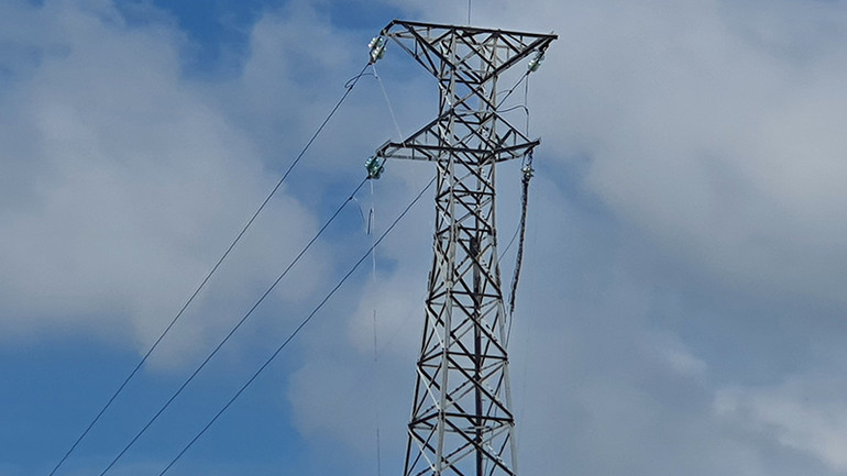 Dây điện trung thế kéo qua sông Năm Thôn bị đứt.