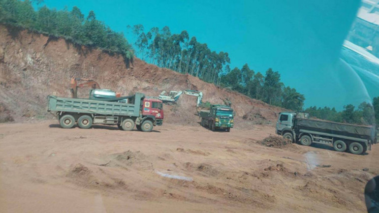 Khai thác đất trái phép tại xã Yên Thạch.