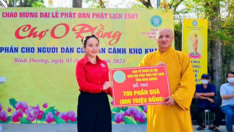 Hòa thượng Thích Huệ Thông trao Bảng tượng trưng ủng hộ 600 triệu đồng cho Hội Chữ thập đỏ tỉnh Bình Dương.