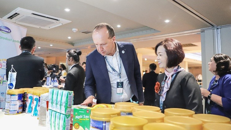 Chủ tịch Liên đoàn sữa quốc tế (IDF) quan tâm tìm hiểu về các sản phẩm sữa bột trẻ em của Vinamilk bên lề Hội nghị. Chủ tịch Liên đoàn sữa quốc tế (IDF) quan tâm tìm hiểu về các sản phẩm sữa bột trẻ em của Vinamilk bên lề Hội nghị.
