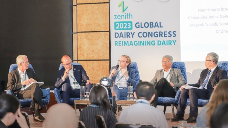 Chủ tịch Hội nghị Sữa toàn cầu Richard Hall (ngồi ngoài cùng bên trái) cùng các đại diện tổ chức trao đổi nhiều vấn đề trong các phiên tọa đàm tại hội nghị. Chủ tịch Hội nghị Sữa toàn cầu Richard Hall (ngồi ngoài cùng bên trái) cùng các đại diện tổ chức trao đổi nhiều vấn đề trong các phiên tọa đàm tại hội nghị.