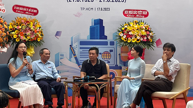 Các nhà báo giao lưu tại chương trình.