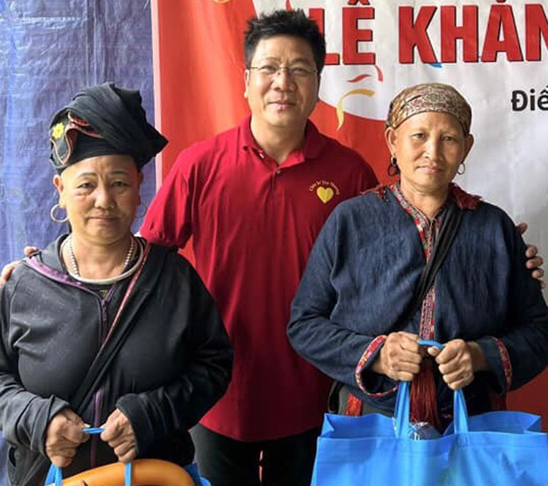 Nghệ sĩ Nhân dân Quốc Hưng tặng quà các hộ khó khăn tại Liên Sưu.