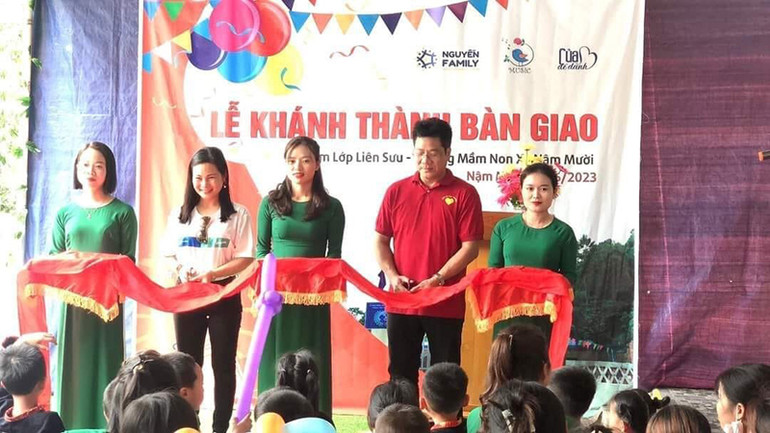 Nghệ sĩ Nhân dân Quốc Hưng cắt băng khánh thành điểm trường Liên Sưu.