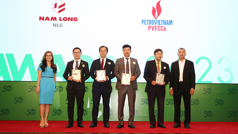 Ông Lê Cự Tân, Tổng Giám đốc PVFCCo (thứ 3 từ phải sang) nhận danh hiệu Doanh nghiệp phát triển bền vững tiêu biểu 2023.