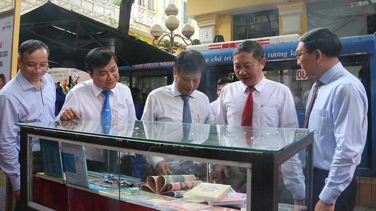 Các đại biểu tham quan các gian trưng bày sách của nhà báo.