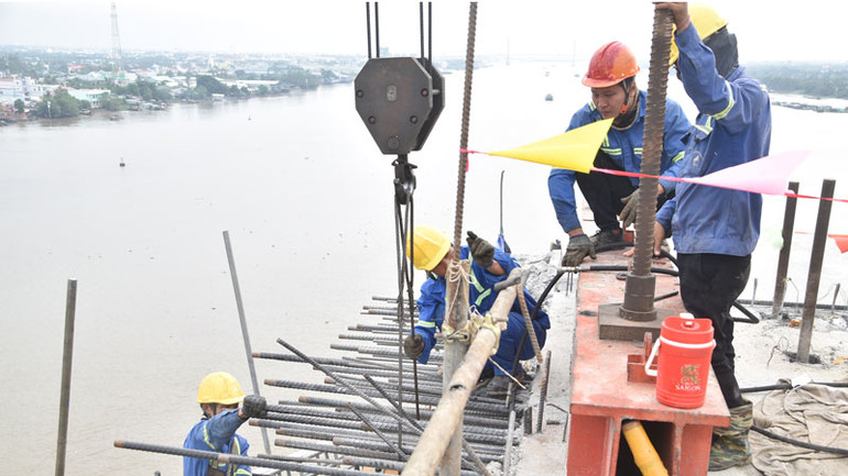 Công nhân khẩn trương thi công tại công trường.