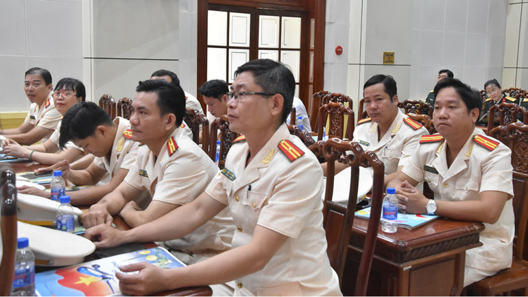 Các đồng chí lực lượng vũ trang tham dự buổi họp mặt.