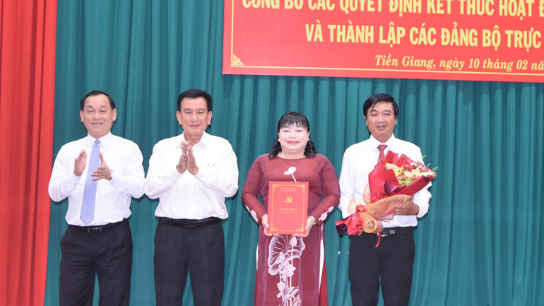 Đồng chí Nguyễn Văn Vĩnh (bìa trái) trao quyết định kết thúc hoạt động của Đảng ủy Khối cơ quan, doanh nghiệp tỉnh.