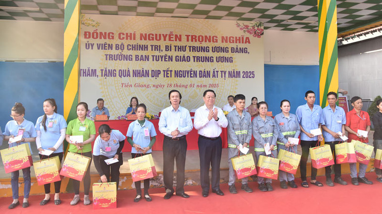 Tặng quà cho công nhân, người lao động tại Tiền Giang vui Xuân, đón Tết.