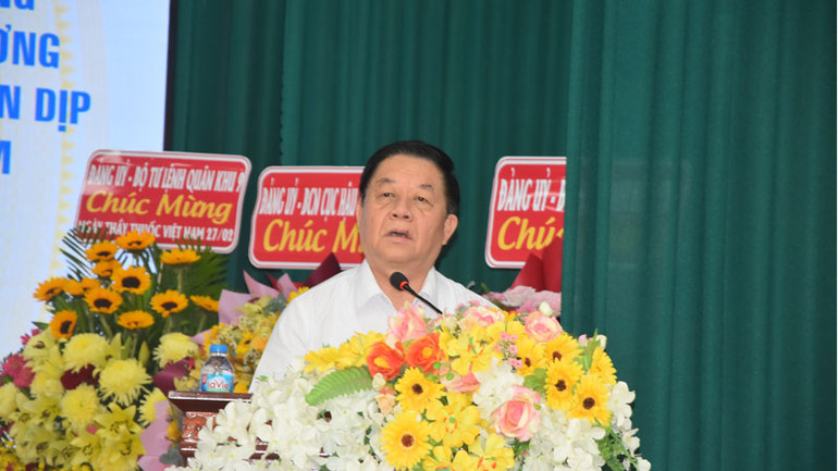 Đồng chí Nguyễn Trọng Nghĩa chúc mừng cán bộ, nhân viên Bệnh viện Quân y 120 nhân Ngày Thầy thuốc Việt Nam.