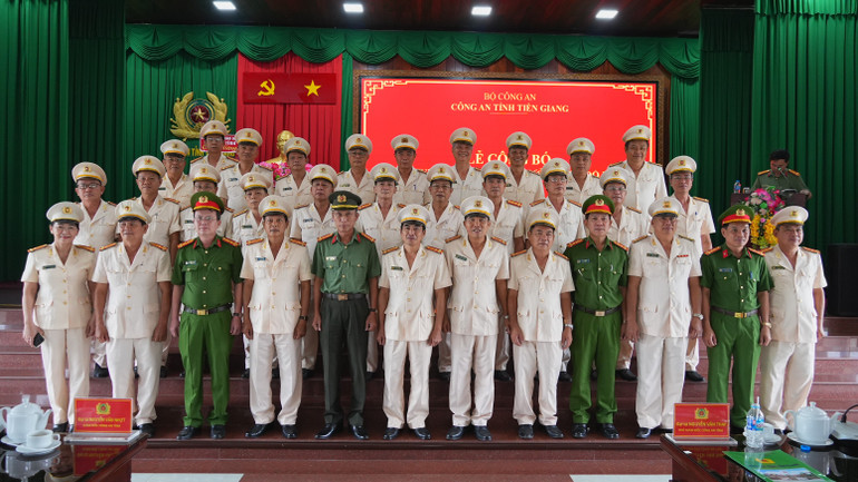 Các đồng chí trong Đảng ủy, Ban Giám đốc Công an tỉnh Tiền Giang chụp ảnh cùng các đồng chí nghỉ hưu hưởng chế độ.