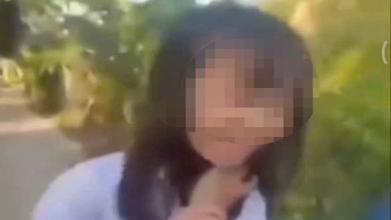 Hành vi bóp cổ bạn nữ của một số học sinh nữ Trường trung học cơ sở An Hữu. (Ảnh cắt từ video) Hành vi bóp cổ bạn nữ của một số học sinh nữ Trường trung học cơ sở An Hữu. (Ảnh cắt từ video)