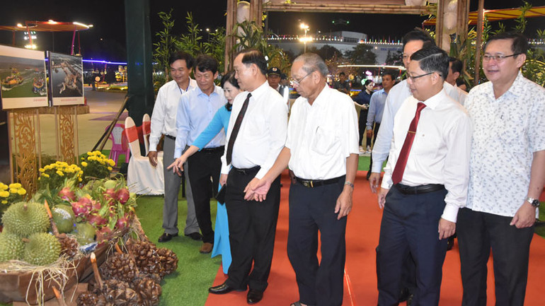 Các đại biểu tham quan đường hoa. Các đại biểu tham quan đường hoa.