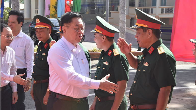 Đồng chí Nguyễn Trọng Nghĩa đến thăm, chúc mừng cán bộ và nhân viên Bệnh viện Quân y 120.