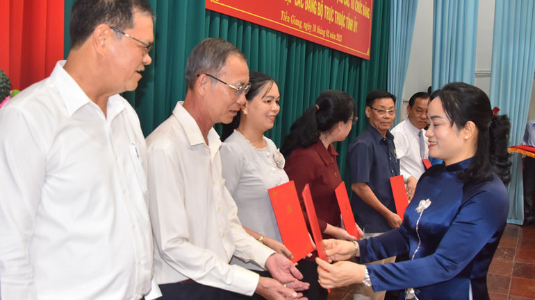 Đồng chí Nguyễn Hải Trâm, Phó Bí thư Thường trực Tỉnh ủy Tiền Giang trao quyết định kết thúc hoạt động của các Đảng đoàn.