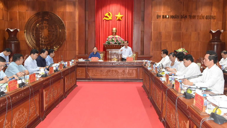 Chủ tịch Ủy ban nhân dân tỉnh Tiền Giang Nguyễn Văn Vĩnh làm rõ những nội dung mà Đoàn kiểm tra yêu cầu.
