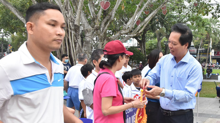 Phó Chủ tịch Ủy ban nhân dân tỉnh Tiền Giang Nguyễn Thành Diệu tặng cờ lưu niệm cho các đoàn tham dự giải.