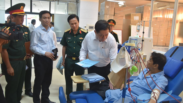 Đồng chí Nguyễn Trọng Nghĩa thăm hỏi bệnh nhân đang điều trị tại Bệnh viện Quân y 120.