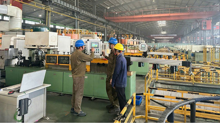 Công nhân làm việc tại một doanh nghiệp thuộc Khu Công nghiệp Long Giang. Công nhân làm việc tại một doanh nghiệp thuộc Khu Công nghiệp Long Giang.